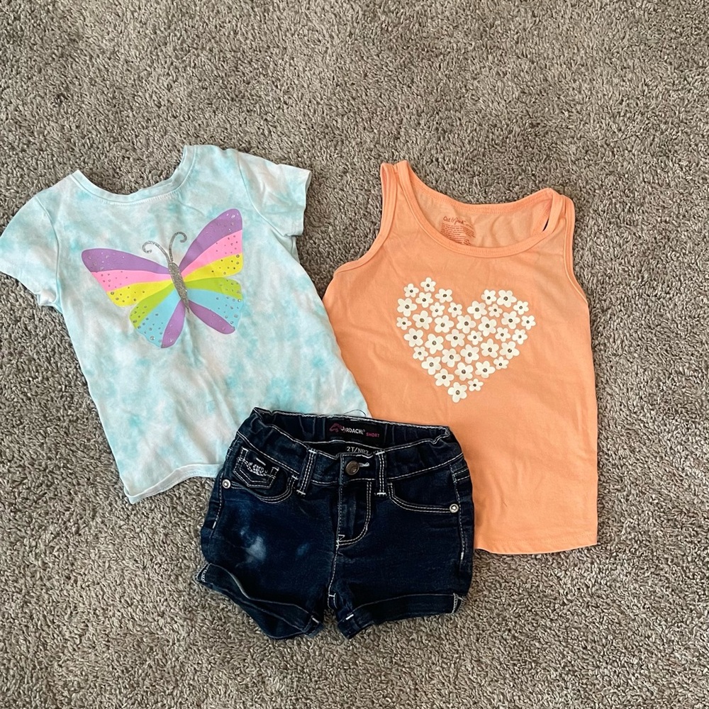 Jordache  Toddler size 2 Indigo Denim Shorts
And two tops sizes between 2-4T